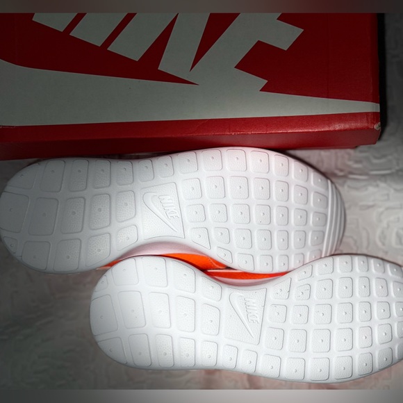 Women’s Nike Roshe Run - Picture 4 of 4